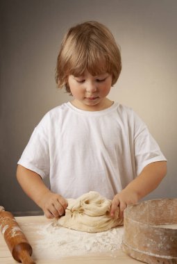 Çocuklar hamur yoğurur