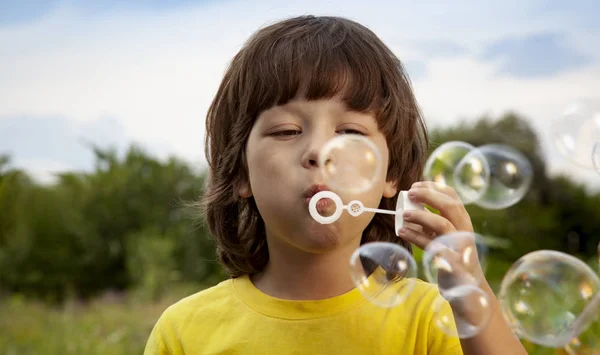 Счастливый Мальчик Играет Мыльные Пузыри Открытым Небом — стоковое фото