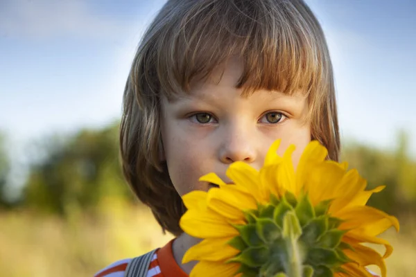 Açık Havada Ayçiçeği Ile Mutlu Çocuk — Stok fotoğraf