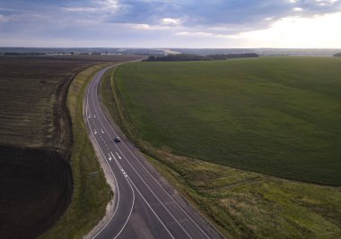 yeşil doğa etrafında araba havadan görünümü için yol