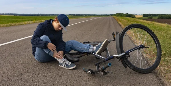 Teenager Fell Bicycle Boy Keeps Self Bruised Knee — Stock Photo, Image