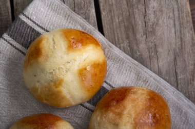 Sıcak çörekler masada. Üst görünüm, boşluğu kopyala. Paskalya pastası.