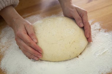 Evdeki ahşap masada kadın elleriyle para kazanıyordum.