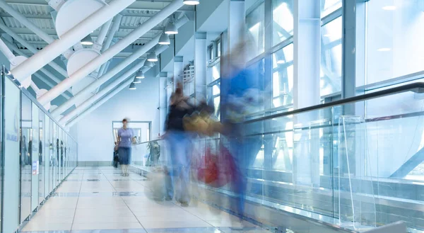 Caminhando Pessoas Borrão Terminal Aeroporto — Fotografia de Stock