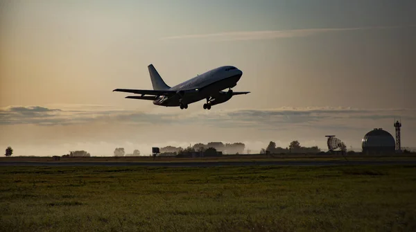 Vliegtuig Landing Airport Bij Zonsondergang Een Zonsondergang Hemel Achtergrond — Stockfoto