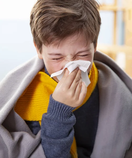 Tiener Jongen Krijgen Koud Snuit Haar Neus Thuis — Stockfoto