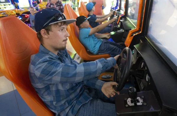 Adolescenti Ragazzo Gioca Sul Simulatore Auto Gioco Nel Club — Foto Stock