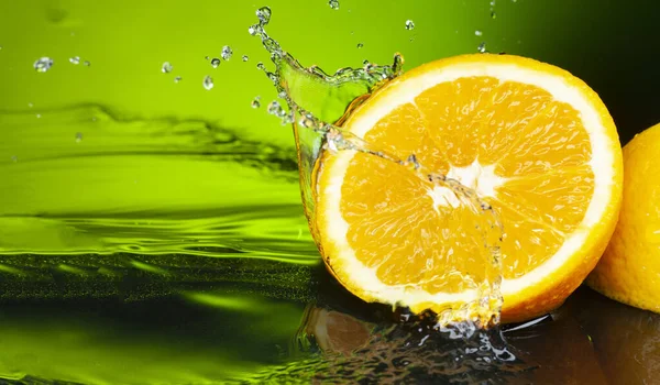 Rebanada Fruta Naranja Chorro Agua Salpicada —  Fotos de Stock