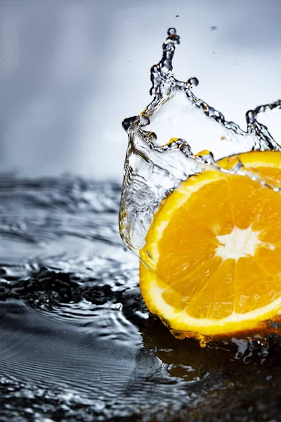Fetta Frutta Arancione Nel Flusso Spruzzi Acqua — Foto Stock