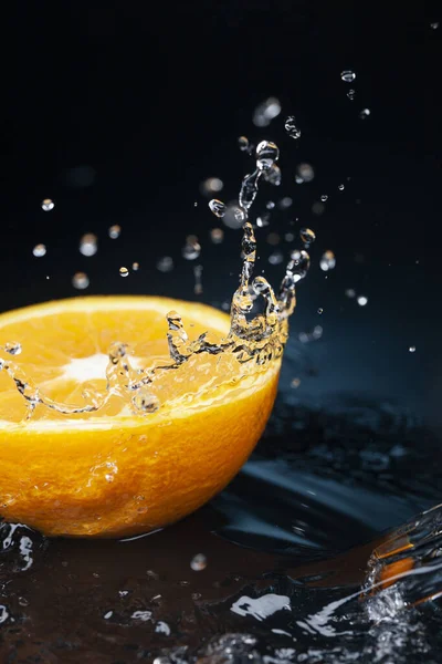 Pomarańczowy Plaster Owoców Strumieniu Wody — Zdjęcie stockowe