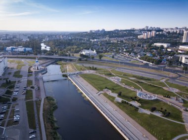 Şehir merkezi, güneşli bir sabah, hava manzaralı