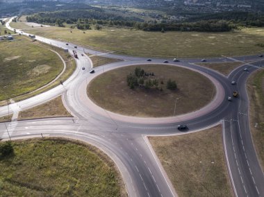 Otoyol kavşağının hava üst görüntüsü. Yaz sabahı arabasıyla..