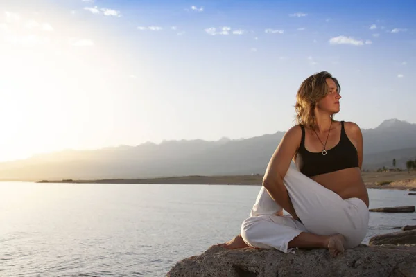 Ung Kvinna Praktiserar Yoga Half Lord Fish Pose Matsyendra Poserar — Stockfoto