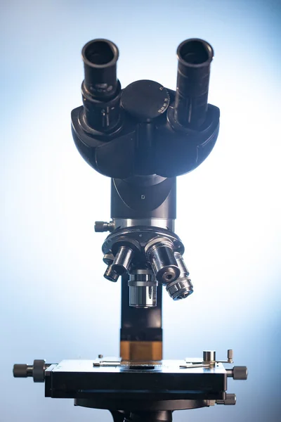 実験室で金属レンズと顕微鏡 クローズアップショット — ストック写真