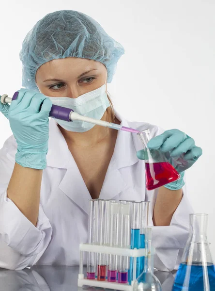 Cientista Com Tubos Ensaio Frascos Realizando Uma Experiência Laboratório Ciências — Fotografia de Stock