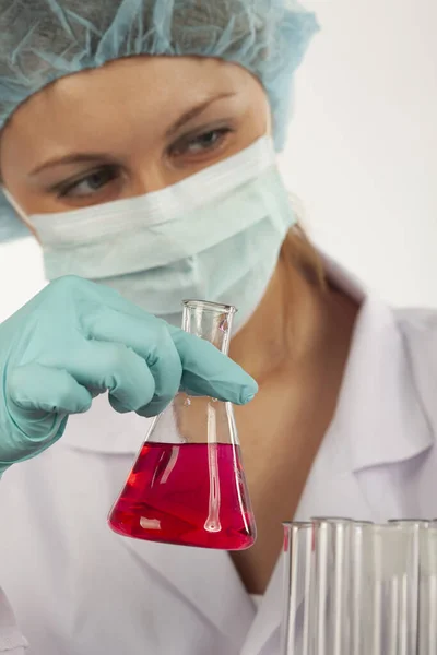 Cientista Com Tubos Ensaio Frascos Realizando Uma Experiência Laboratório Ciências — Fotografia de Stock