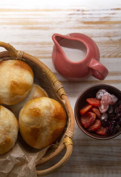 Pães Cruz Quentes Mesa Madeira Servida Com Leite Frutas Secas — Fotografia de Stock