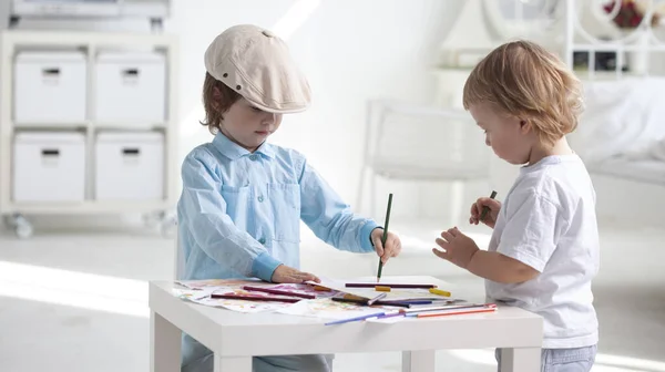 幸せな子供たちが一緒に家で絵を描き — ストック写真