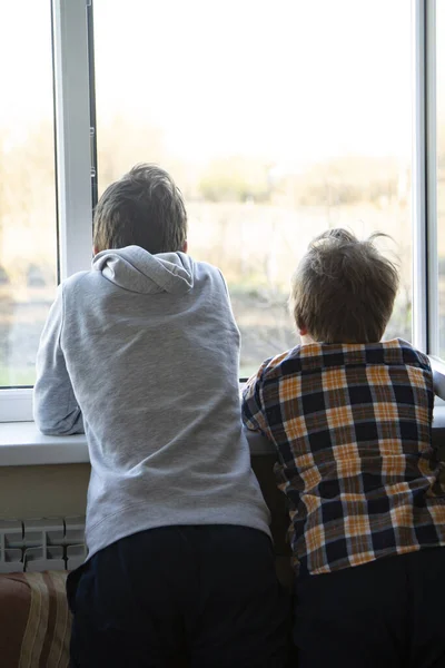 Dwa Chłopiec Patrzeć Okno Pandemic Izolacja Dziecko Siedzi Parapecie Podczas — Zdjęcie stockowe