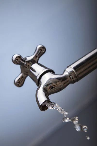 Afvoerwater Uit Metaalkraan Water Uit Moderne Kraan — Stockfoto