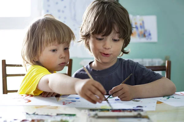 Två Barn Ritar Hemma Pojkar Studerar Teckning Skolan — Stockfoto