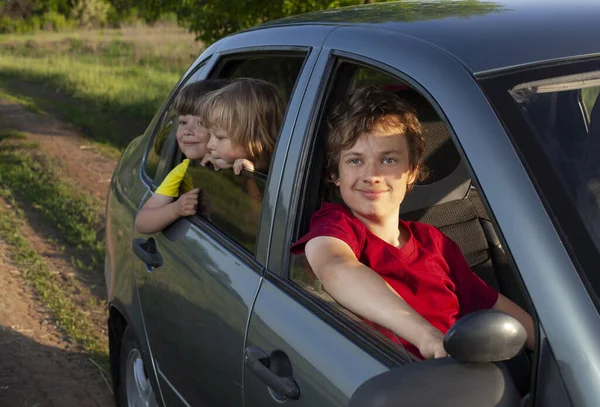 Famille Souriante Avec Enfants Dans Voiture Concept Vacances Voyages — Photo