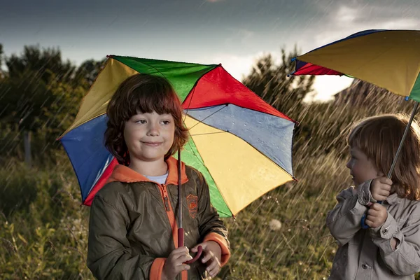 Dos Niños Felices Con Paraguas Lluvia Verano Aire Libre —  Fotos de Stock