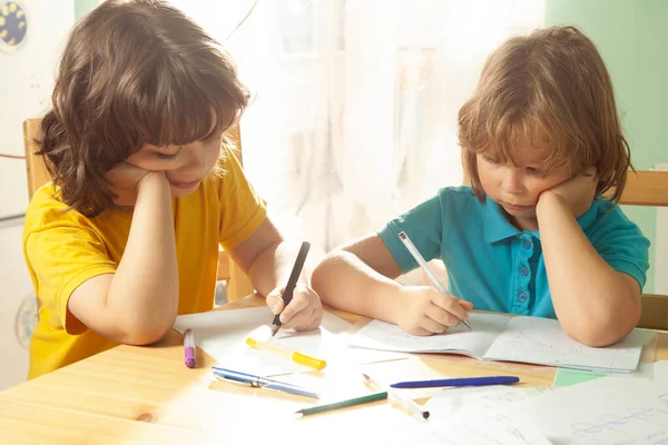 在一场大流行中 两个男孩子正在家里做作业 — 图库照片