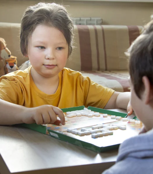 Belgorod Rusland Apr 2020 Kinderen Spelen Scrabble Vloer Bordspel Chips — Stockfoto