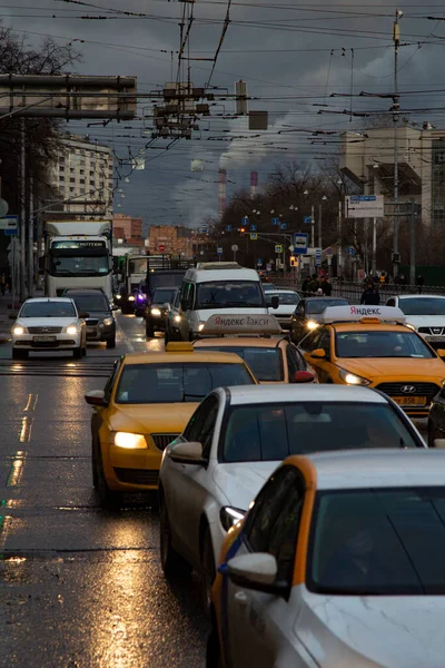 Moscow Russia Dec 2019 城市繁忙的交通集中在大楼上 — 图库照片