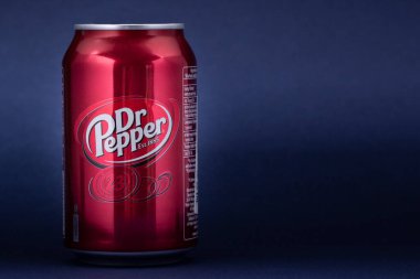 Belgorod, Rusya - 17 Mayıs 2020: bir kutu Dr Pepper meşrubatı. Mavi Arkaplanda İzole Edilmiş.
