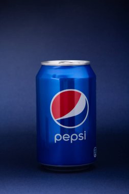 Belgorod, Rusya - 17 Mayıs 2020: Pepsi içeceği mavi arka planda izole bir buzda. PepsiCo tarafından üretilen karbonatlı meşrubat.