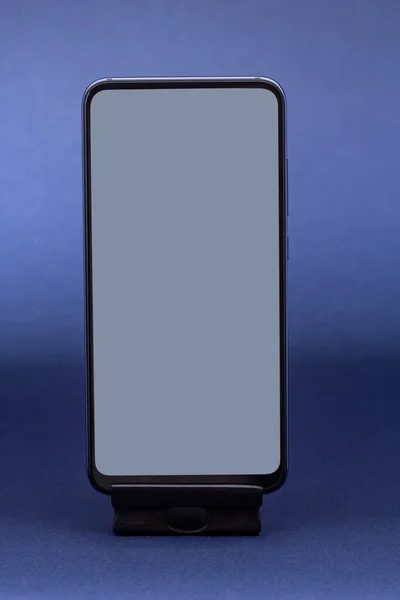 スマートフォンともにグレーの空の画面モックアップ上の青の背景 — ストック写真