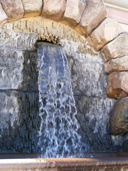 Vieille fontaine hors du mur — Photo