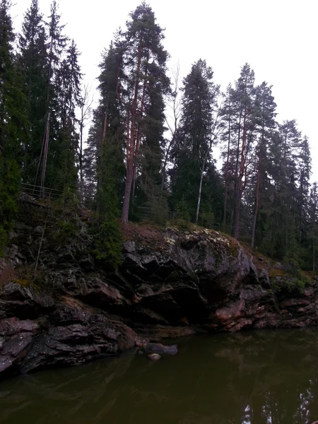 Скелястий берег річки — стокове фото