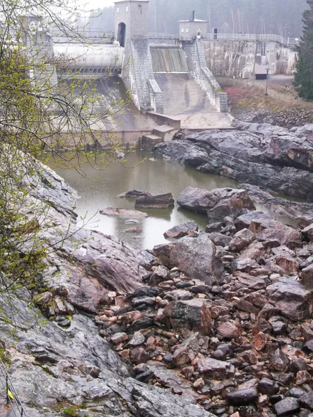 Causeway στις όχθες του ποταμού — Φωτογραφία Αρχείου