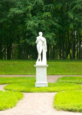 postomente üzerinde heykel