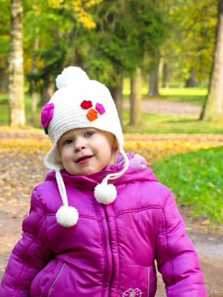 Fille souriante dans un chapeau blanc — Photo