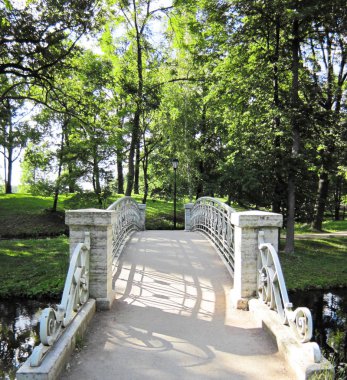 Nehrin üzerindeki köprü