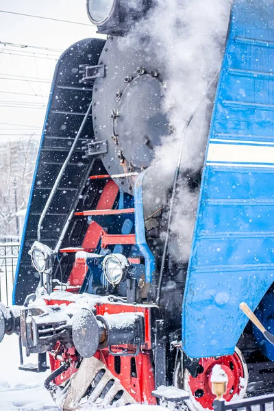 New Year's steam engine in the winter. Close-up of an old snow-c — Stock Photo, Image