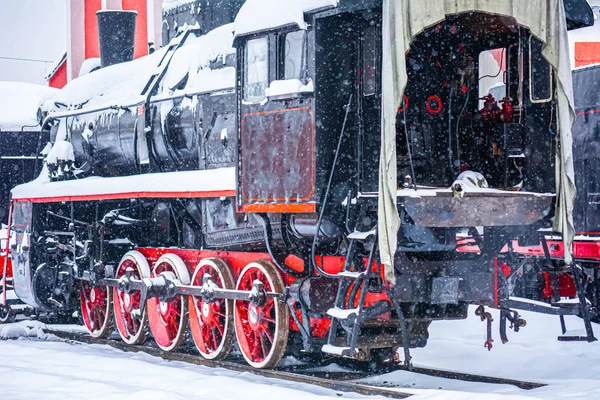 New Year's steam engine in the winter. Close-up of an old snow-c — Stock Photo, Image