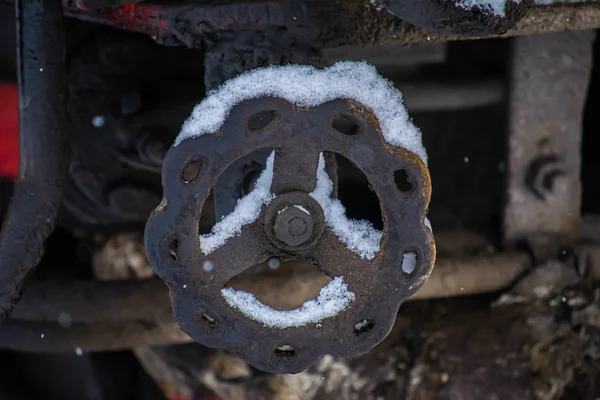 New Year's steam engine in the winter. Close-up of an old snow-c — Stock Photo, Image