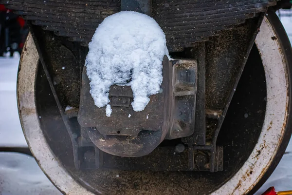 La machine à vapeur du Nouvel An en hiver. Gros plan d'une vieille neige-c — Photo