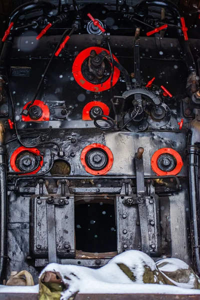 New Year's steam engine in the winter. Close-up of an old snow-c — Stock Photo, Image