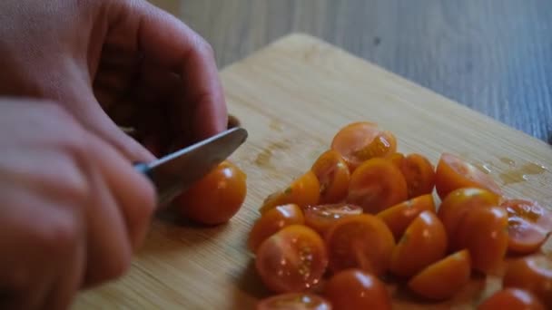 Flickan Skär Körsbärstomater Träskiva Med Kökskniv Tomater Till Sallad Hälsosam — Stockvideo