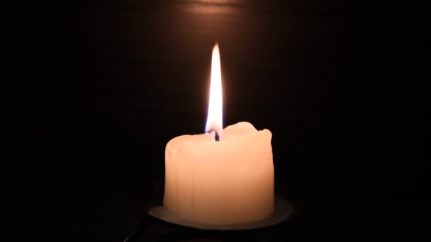 蜡烛在黑色的背景上燃烧然后熄灭 靠近点 火焰在风中从气流中摇曳 烛光下浪漫的夜晚 — 图库视频影像