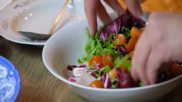 Les Mains Féminines Interfèrent Avec Une Salade Dans Saladier Blanc — Video