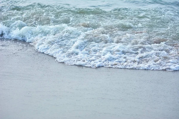 Spiaggia sabbiosa. Surf del Mar Baltico. Le onde si stanno schiumando . — Foto Stock