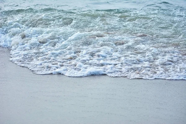 Spiaggia sabbiosa. Surf del Mar Baltico. Le onde si stanno schiumando . — Foto Stock