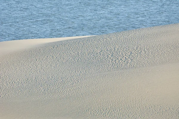 Paesaggio deserto. Sabbia, vegetazione rada. Dune di sabbia di Kalinin — Foto Stock